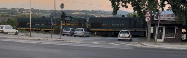 RUSKI RULET NA PRUGAMA u Kragujevcu: Sve češće vozovi prolaze, a rampe podignute (VIDEO)