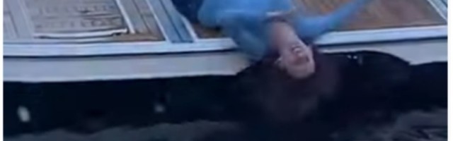 Video žene kako pada sa broda je postao pravi hit na internetu (VIDEO)
