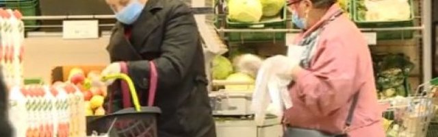 NAJSTARIJI GRAĐANI OBAVILI POSLEDNJU KUPOVINU PRED VASKRS! Penzioneri jutros izašli iz izolacije! (Video)