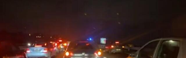 NESREĆA KOD BUBANJ POTOKA Hitna odvozi povređene, delovi automobila rasuti po putu