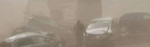 HAOS ZBOG PEŠČANE OLUJE! U lančanom sudaru nadomak Subotice SLUPANO 12 AUTOMOBILA (VIDEO/FOTO)