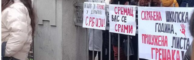 Maturanti blokirali Prvu nišku Gimnaziju „Stevan Sremac“