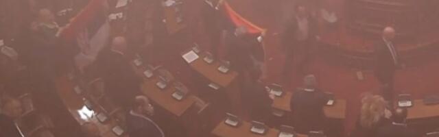 Jasmina Karanac pogođena u glavu u Skupštini: Pogledajte odakle je bačena flašica (VIDEO)