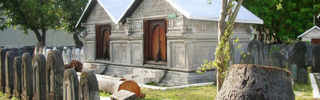 NAJNEOBIČNIJA DŽAMIJA NA SVETU NAPRAVLJENA OD JEDINSTVENOG MATERIJALA: Fascinantna bogomolja, koju svi hrle da vide