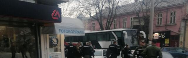 Veliki broj policije oko zgrade i u dvorištu Skupštine Niša