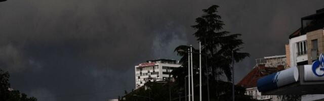 Vetar oborio drvo, povređene žena i devojčica na Detelinari