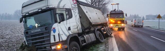 Kamion sleteo sa auto-puta: Vozač mrtav