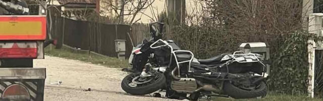 POGINUO MOTOCIKLISTA KOD LESKOVCA Zakucao se u automobil
