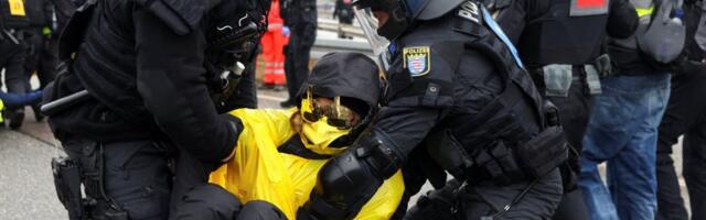 (VIDEO) Nemački blokaderi pokušali sa nasiljem, pa dobili šta su tražili: Ovako policija rešava problem demonstranata-terorista u demoktatiji