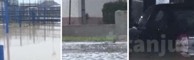 DOMAĆINSTVA U OVOM DELU SRBIJE POD VODOM! Izlila se reka i napravila pakao, poplavljeno i dvorište osnovne škole (VIDEO)