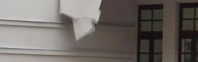 Pet godina nakon renoviranja, obrušio se deo fasade u prokupačkoj Gimnaziji