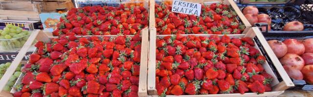 Stigle su prve jagode: Cena ostavila kupce bez reči , a jedna tradicionalna namirnica im je "za petama"