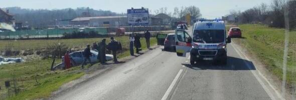 AUTOMOBIL SLETEO S PUTA, HITNA POMOĆ I POLICIJA NA LICU MESTA Užas kod Čačka, udes pod nerazjašnjenim okolnostima (FOTO)