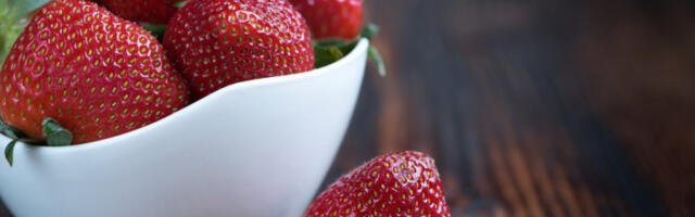 STIGLE PRVE JAGODE NA PIJACE: Građani bez teksta, evo koje su CENE!