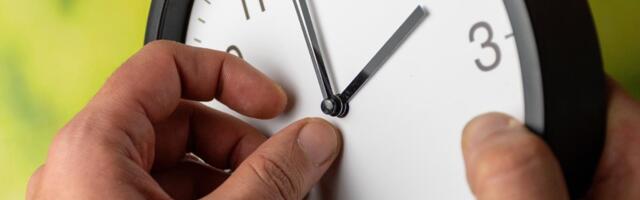 Večeras kraće spavamo! Evo kada se tačno pomera sat, počinje letnje računanje vremena