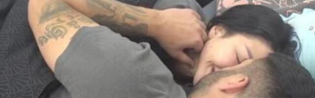 NI STIDA, NI SRAMA, NI BRIGE! Legla BIVŠEM od drugarice na grudi pa počela nežno da ga mazi po vratu i ljubi po...