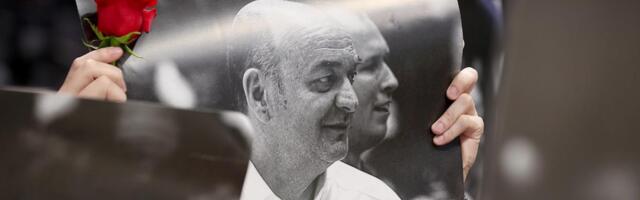 HILJADE RUŽA POLETELO NA TEREN ZBOG DULETA: Navijači Partizana na nesvakidašnji način odali počast slavnom treneru