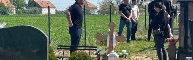 “Sine, otvori oči da vidiš” Potresne scene na groblju u Brestaču, doveli Draganove ćerke, baba jeca