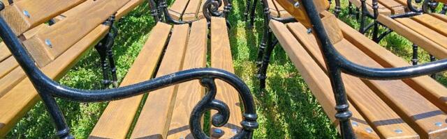 Udruženje i građani kupili nove klupe, opštinska vlast u Bečeju neće da ih postavi