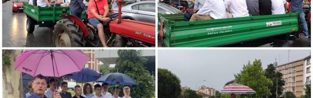 Originalno i van šablona: Traktorom na proslavu male mature (FOTO I VIDEO)