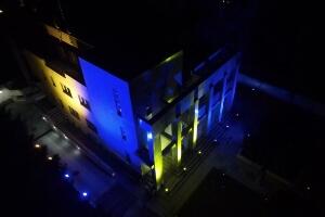 Резиденција амбасадора ЕУ у бојама украјинске заставе