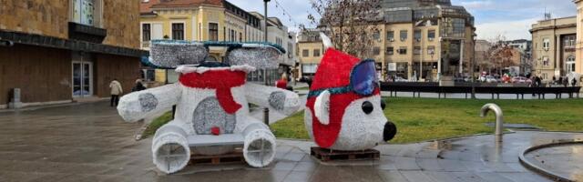 Postavlja se novogodišnja dekoracija na Trgu Radomira Putnika (FOTO)