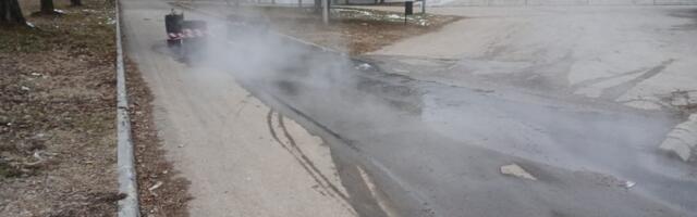 Vrela voda izbija iz asfalta pored Sportske hale u Vranju