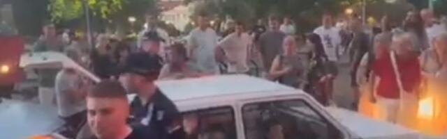 Građani "posetili" Oliveru Zekić: Muškarac pokušao da probije blokadu kod Vukovog spomenika (VIDEO)