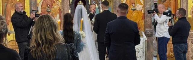 Pevač razapet zbog izjave o svojoj ženi: "Tuga za koga se udala ova lepotica, javno je ponižava"