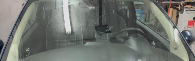 Zašto se na vetrobranu koristi laminirano staklo umesto kaljenog