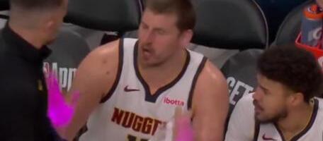 NIKOLU JOKIĆA NIKADA NISMO VIDELI OVAKVOG! Sve je pucalo na tajm-autu Denvera! Somborac preuzeo ulogu trenera i održao lekciju saigračima! (VIDEO)