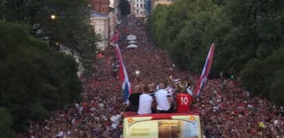AU, KAKAV DOČEK! VIŠE OD 100.000 LJUDI NA ULICAMA, NEMA GDE IGLA DA PADNE! Neviđena euforija u Norveškoj - pogledajte kako su navijači dočekali svoje heroje!