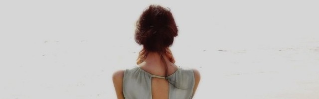 /UZNEMIRUJUĆI VIDEO/ IZVADIO JE SATARU I POČEO DA MAŠE! Devojka je sedela mirno iako joj je RADIO O GLAVI!