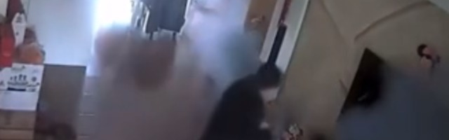 Stavio je svoj trotinet da se puni, uključio ga na akumulator i napravio pravu katastrofu u sobi!