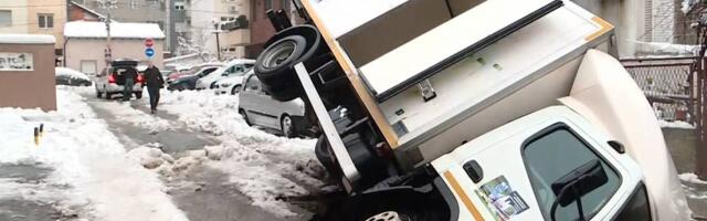 Kako sneg u decembru, tako i kamion propao kroz rupu na asfaltu na Voždovcu