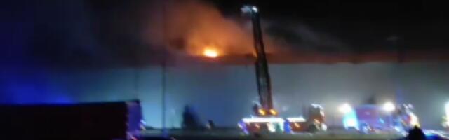 PROŠIRIO SE POŽAR U NOVOM SADU: Vatrogasci se čitavu noć borili da obuzdaju vatrenu stihiju! (VIDEO)