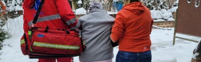 PRVE FOTOGRAFIJE ŽENE SPAŠENE IZ LEDENOG DUNAVA! Iz zagrljaja smrti izvukao ju je Renato Grbić, OVO MU JE BIO 31. PUT (FOTO)