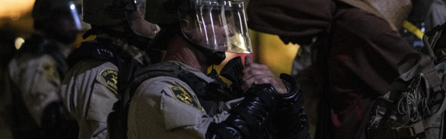 NOVO UBISTVO U SAD: Pet metaka u demonstranta koji je klečao nenaoružan