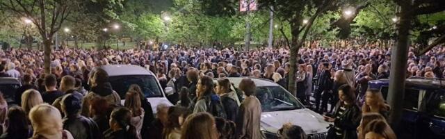 Više od hiljadu uputilo se ka Ministarstvu prosvete (FOTO)