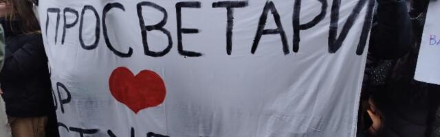 Bračni par nastavnika iz Kragujevca, jedini u obustavi u svojoj školi: Sve je ovo jako stresno (FOTO)