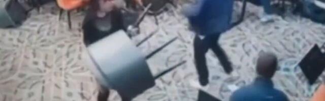 BIZARNE SCENE KOJE MORATE VIDETI: Masovna tuča u prestoničkoj kladionici - evo ko je izvukao deblji kraj! (VIDEO)