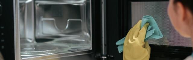 Blistava mikrotalasna za 5 minuta: Trik koji čisti i najtvrdokornije mrlje