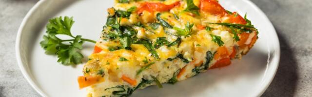 Kako da napravite vegansku fritatu koja je kremasta, sočna i puna boja, a gotova je za manje od sat vremena