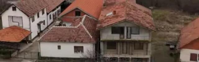 PEVAČ ZARADIO 100.000€, A KUĆA MU NEMA FASADU! Dvorište prava ruina, svuda pobacane stare stvari, meštani nemaju lepe reči o njegovoj porodici...