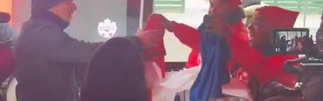 "Ne čekajte još četiri godine": Kanada ponudila italijanskim navijačima besplatnu zamenu dresova, stotine ljudi se odazvalo /VIDEO/