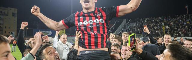 SCENE ZA PAMĆENJE OBIŠLE SRBIJU, EVROPU I SVET: Navijači na terenu, baklje, atmosfera u fazi KLJUČANJA... Ovako se slavi povratak u Super ligu! (FOTO, VIDEO)