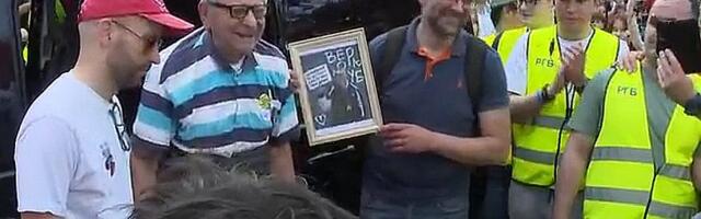 Povređeni deka Veroljub ponovo među studentima: Kod Pravnog proslavio 90. rođendan