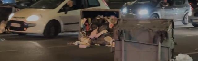 BLOKADERI RAZBACALI KONTEJNERE PO ULICI: Pogledajte kakav su haos napravili na uglu Ruzveltove i Ulice kraljice Marije (VIDEO)