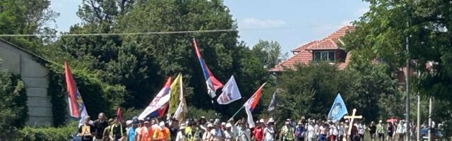 Studenti koji pešače do Kraljeva stigli do Adrana (VIDEO)