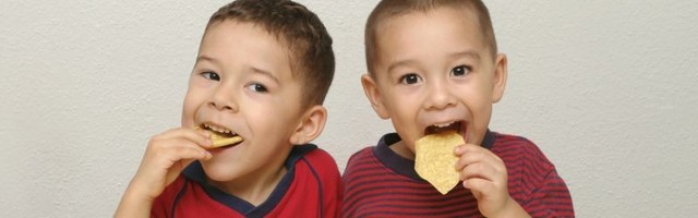 Da li ste sigurni da se vaše dete hrani zdravo? Istraživanja pokazala koliko deca dnevno pojedu grickalica